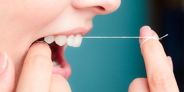 نحوه صحیح استفاده از نخ دندان را یاد بگیریم