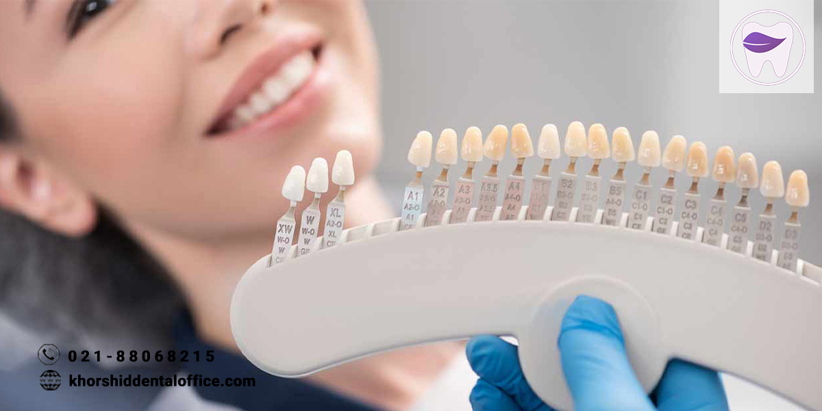 ۱- اشعه X و خطرات آن برای زنان باردار  قبل از انجام فرایند لمینت کردن دندان (معمولا پیش از اینکه لمینت روی دندان‌ها چسبانده شود) یک تصویر برداری با استفاده از پرتو ایکس از دندان‌ها انجام می‌شود.  این تصویر برداری یکی از مراحل الزامی پیش از شروع فرایند لمینت دندان و برای مشخص کردن وضعیت دندان‌ها، بافت‌های اطراف، عمق کانال‌های ریشه و همچنین محل و شکل عصب‌ها و سایر ساختارهای داخلی دندان است و عملا هیچ راهی برای حذف این مرحله وجود ندارد.  از آن سو، قرار گرفتن در معرض اشعه ایکس برای زنان باردار و کودکی که در شکم دارند چندان ایمن نیست. اگر چه بعضی از دندانپزشکان و کلینیک‌های دندانپزشکی، به شما اطمینان می‌دهند که شدت و زمان تابش پرتو ایکس در زمان تصویر برداری به گونه‌ای است که خطری برای شما ایجاد نمی‌کند، اما توصیه ما، موکول کردن این فرایند به بعد از به دنیا آمدن فرزندتان است.  پس بهتر است تمام فرایندهای مخاطره آمیز (حتی با کمترین میزان احتمال خطر) در این دوران را به چند ماه بعد موکول کنید. مگر در دوره بارداری، موضوعی مهم‌تر از سلامتی شما و فرزندتان هم وجود دارد؟ ۲- پوسیدگی دندان در دوران بارداری  یکی از مواردی که در مقدمه‌ی این مقاله به آن اشاره کردیم، احتمال بالای پوسیدگی دندان مادر در دوران بارداری است. چرا که بخش زیادی از کلسیم موجود در بدن زن به کودکی که در شکم دارند منتقل می‌شود.  علاوه بر این، لمینت کردن دندان به خودی خود احتمال پوسیدگی دندان را افزایش می‌دهد. چرا که لمینت روی دندان قرار می‌گیرد و ممکن است رعایت بهداشت دهان و دندان را دشوارتر کند.  لذا ممکن است شما نسبت به لمینت کردن دندان‌های خود در دوران بارداری اقدام نمایید و سپس متوجه پوسیدگی دندان‌های خود شوید. این فرایند، یک دوباره کاری (چه از نظر زمانی و چه از نظر هزینه‌ای) را برای شما به وجود خواهد آورد. خصوصا اینکه قیمت لمینت دندان نسبتا زیاد است. پس بهتر است لمینت دندان در دوران بارداری را فراموش کنید!   مطالعه مقالات “عوارض لمینت دندان” و “تفاوت کامپوزیت و لمینت دندان” به کسب اطلاعات بیشتر در خصوص این فرایند دندانپزشکی زیبایی در شما کمک خواهد کرد. ۳- عوارض دراز کشیدن طولانی مدت در دوران بارداری  فرایند لمینت دندان، به این صورت است که شما باید برای مدتی طولانی روی صندلی مخصوص دندانپزشکی دراز بکشید تا دندانپزشک نسبت به نصب تک تک لمینت‌ها روی دندان‌های شما اقدام نماید.  این فرایند طولانی مدت، موجب خستگی بیش از حد زن باردار خواهد شد. لذا پیشنهاد متخصصان دندانپزشکی کلینیک دکتر بنیانیان، عدم انجام فرایندهای دندانپزشکی زیبایی و غیرضروری در دوران بارداری است. ۴- عوارض مصرف داروهای مسکن در دوران بارداری  یکی از اتفاقات محتمل در زمان لمینت کردن دندان‌ها، نیاز به استفاده از داروهای آنتی بیوتیک برای جلوگیری کردن از عفونت دندان و استفاده از داروهای مسکن برای کاهش درد احتمالی دندان‌ها است.  از آنجایی که مصرف هر گونه دارو در دوران بارداری باید با احتیاط دو چندان و پس از مشورت با پزشک متخصص زنان صورت بگیرد. بهتر است از انجام دادن لمینت دندان در دوران بارداری صرف نظر کنید.